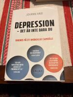 Depression - det &auml;r inte bara du : Diagnos p&aring; ett om&auml;nskligt samh&auml;lle