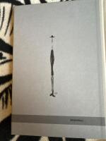 Mannen som g&ouml;r vad som faller honom in : sk&auml;mtteckningar och serier i urval