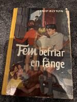 Fem befriar en f&aring;nge 