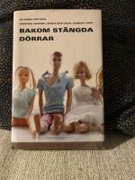 Bakom st&auml;ngda d&ouml;rrar