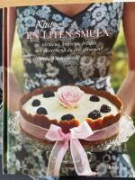 Njut en liten smula : av t&aring;rtorna, kakorna, br&ouml;den och desserterna du inte gl&ouml;mmer!
