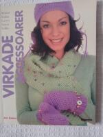 Virkade accessoarer : mössor väskor scarves vantar tofflor