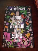 1000 &Aring;R AV GL&Auml;DJE OCH SORG memoarer
