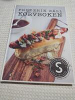 Korvboken : om och med korvar fr&aring;n Stens&aring;kra Charkuteri & Deli