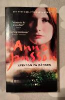 Kvinnan p&aring; b&auml;nken