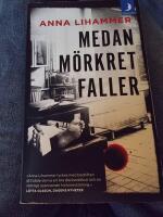 Medan m&ouml;rkret faller