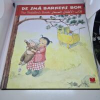 De sm&aring; barnens bok (svenska, arabiska, engelska)