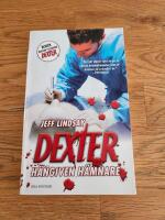 Dexter - h&auml;ngiven h&auml;mnare