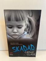Skadad : den sanna ber&auml;ttelsen om ett bortgl&ouml;mt barn