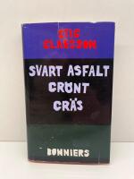 Svart asfalt gr&ouml;nt gr&auml;s