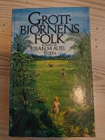 Grottbj&ouml;rnens folk : [roman]