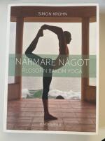 N&auml;rmare n&aring;got : filosofin bakom yoga