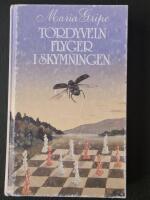 Tordyveln flyger i skymningen- : en beskrivning av vissa h&auml;ndelser i Ringaryd i Sm&aring;land, iakttagna och dokumenterade av Maria Gripe och Kay Pollak, nertecknade av Maria Gripe