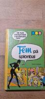Fem p&aring; spionbal : ett nytt &auml;ventyr med Enid Blytons Fem