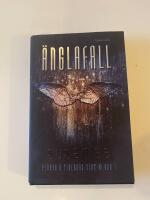 Tv&aring; b&ouml;cker: &Auml;nglafall, V&auml;rlden efter