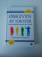 Omgiven av idioter : hur man f&ouml;rst&aring;r dem som inte g&aring;r att f&ouml;rst&aring;