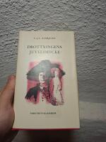 Drottningens juvelsmycke : romaunt i tolv b&ouml;cker