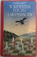 Tordyveln flyger i skymningen 