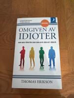 Omgiven av idioter : hur man f&ouml;rst&aring;r dem som inte g&aring;r att f&ouml;rst&aring;