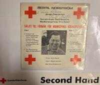 Bertil Norstr&ouml;m sjunger &Ouml;stg&ouml;tavisor- signerat exemplar 