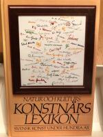 Natur och kulturs konstn&auml;rslexikon : svensk konst under 100 &aring;r