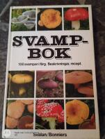 Svampbok : 100 svampar i f&auml;rg : beskrivningar, recept