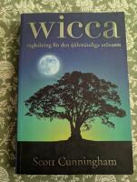 Wicca : v&auml;gledning f&ouml;r den sj&auml;lvst&auml;ndiga ut&ouml;varen