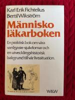 M&auml;nniskol&auml;karboken : [en praktisk bok om v&aring;ra vanligaste sjukdomar och en utvecklingshistorisk bakgrund till v&aring;r livssituation]