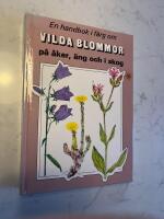 En handbok i f&auml;rg om vilda blommor p&aring; &aring;ker, &auml;ng och i skog