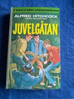 Alfred Hitchcock och Tre deckare l&ouml;ser Juvelg&aring;tan