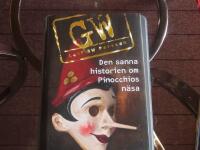 Den sanna historien om Pinocchios n&auml;sa : en roman om ett brott