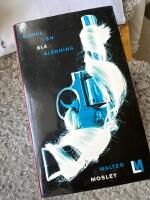 Dj&auml;vul i en bl&aring; kl&auml;nning