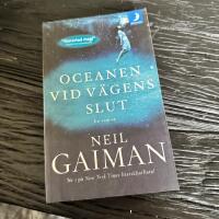 Oceanen vid v&auml;gens slut - [en roman]