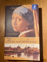 Flicka med p&auml;rl&ouml;rh&auml;nge