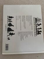 Hattstugan : en saga p&aring; vers med rim som barnen f&aring;r hitta p&aring; sj&auml;lva : [bilderbok]