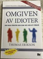 Omgiven av idioter : hur man f&ouml;rst&aring;r dem som inte g&aring;r att f&ouml;rst&aring;