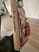 Den gr&aring; sagoboken : [sagor fr&aring;n hela v&auml;rlden]