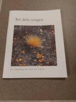 Att dela sorgen : en v&auml;gledning f&ouml;r sl&auml;kt och v&auml;nner