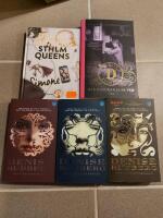 Bokpaket inneh&aring;llande N&auml;r klockan sl&aring;r fem