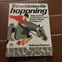Tr&auml;na h&auml;sten f&ouml;r hoppning : v&auml;lja ungh&auml;st, inridning och v&aring;rd, t&auml;vlingsridning, banbyggnad