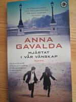 Hj&auml;rtat i v&aring;r v&auml;nskap : Roman