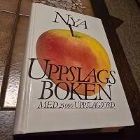 Nya uppslagsboken : [med 25000 uppslagsord]