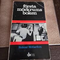 F&ouml;rsta m&ouml;rkrumsboken - planering och utrustning : framkallning, negativet, kopiering, f&ouml;rstoring, arkivering