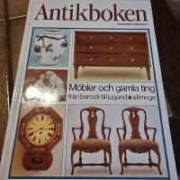 Antikboken - [m&ouml;bler och gamla ting fr&aring;n barock till jugend o allmoge]