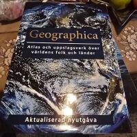 Geographica : atlas och uppslagsverk &ouml;ver v&auml;rldens folk och l&auml;nder