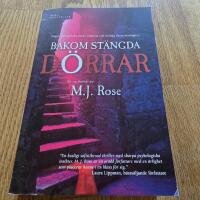 Bakom st&auml;ngda d&ouml;rrar