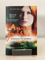 Kvinnan p&aring; b&auml;nken