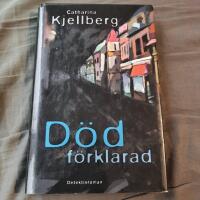D&ouml;df&ouml;rklarad : [detektivroman]