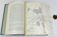 Samlingsband: Inbjudningsskrift till &aring;h&ouml;rande av de offentliga f&ouml;rel&auml;sningar med vilka professorn i geologi med petrografi och mineralogi Helge G&ouml;trik Backlund samt professorn i latinska spr&aring;ket och litteraturen H&aring;kan Sj&ouml;gren tilltr&auml;da sina &auml;mbeten. Med denna inbjudningsskrift f&ouml;ljer: Uppsala Universitets &aring;kerlotter. Historik av Samuel E. Bring + Gustaf II Adolfs donation av arvegods och kronotionde till Uppsala universitet 1624. Bidrag till dess historia + F&ouml;rteckning &ouml;ver Uppsala universitets fasta egendom, gods och g&aring;rdar, fastigheter och tomter