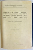 Samlingsband: Inbjudningsskrift till &aring;h&ouml;rande av de offentliga f&ouml;rel&auml;sningar med vilka professorn i geologi med petrografi och mineralogi Helge G&ouml;trik Backlund samt professorn i latinska spr&aring;ket och litteraturen H&aring;kan Sj&ouml;gren tilltr&auml;da sina &auml;mbeten. Med denna inbjudningsskrift f&ouml;ljer: Uppsala Universitets &aring;kerlotter. Historik av Samuel E. Bring + Gustaf II Adolfs donation av arvegods och kronotionde till Uppsala universitet 1624. Bidrag till dess historia + F&ouml;rteckning &ouml;ver Uppsala universitets fasta egendom, gods och g&aring;rdar, fastigheter och tomter